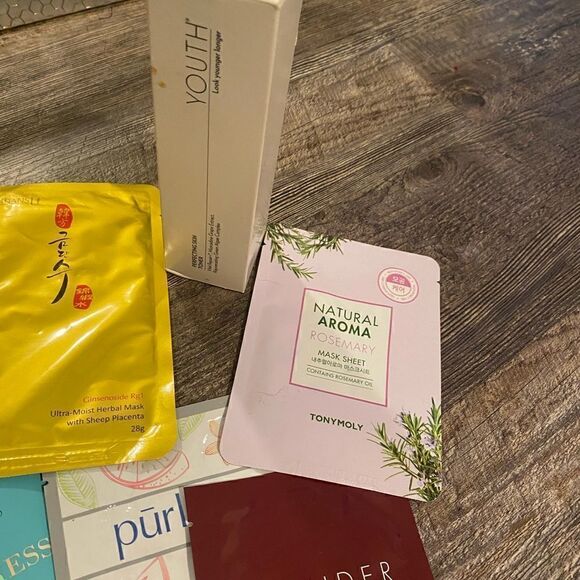 Mixed bundle of facial masks in tote and carry case - Picture 7 of 8